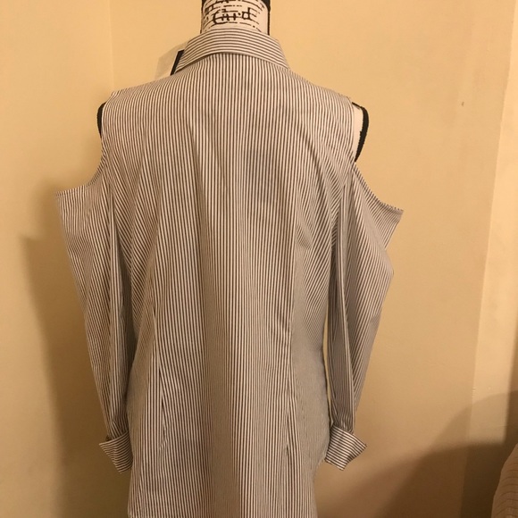 😇Women’s Worthington Cold Shoulder Blouse - Picture 2 of 3
